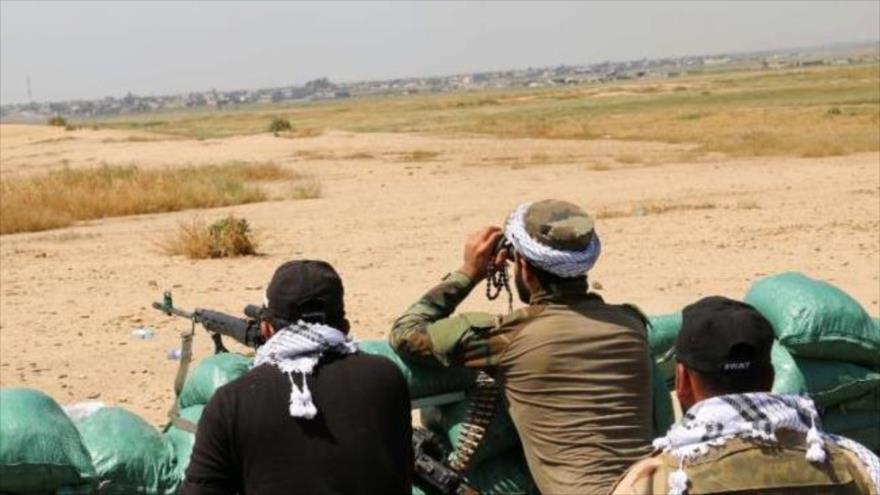 Fuerzas kurdas iraquíes (los peshmerga) y combatientes voluntarios desplegados en el sur de la provincia de Kirkuk, en el norte de Irak.