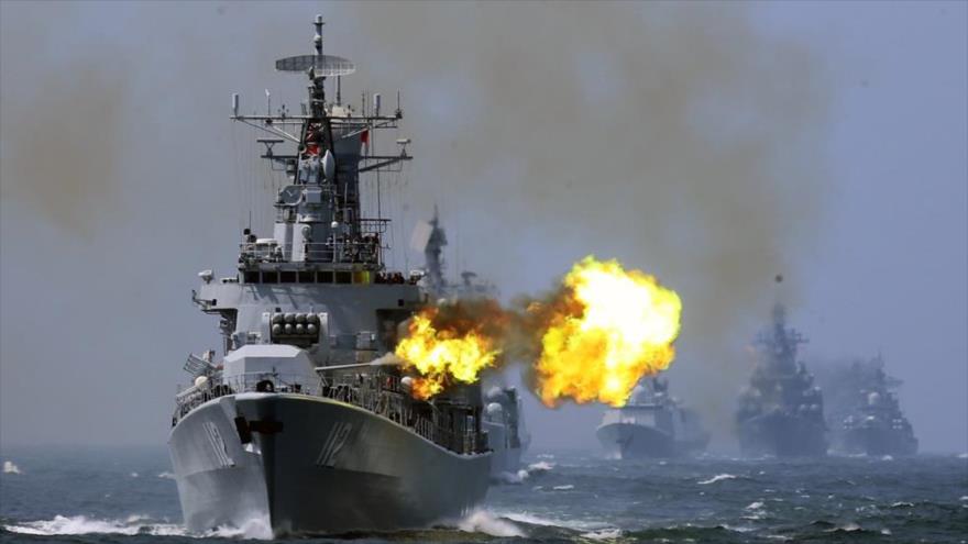 Una nave rusa dispara durante unos ejercicios militares conjuntos con China.