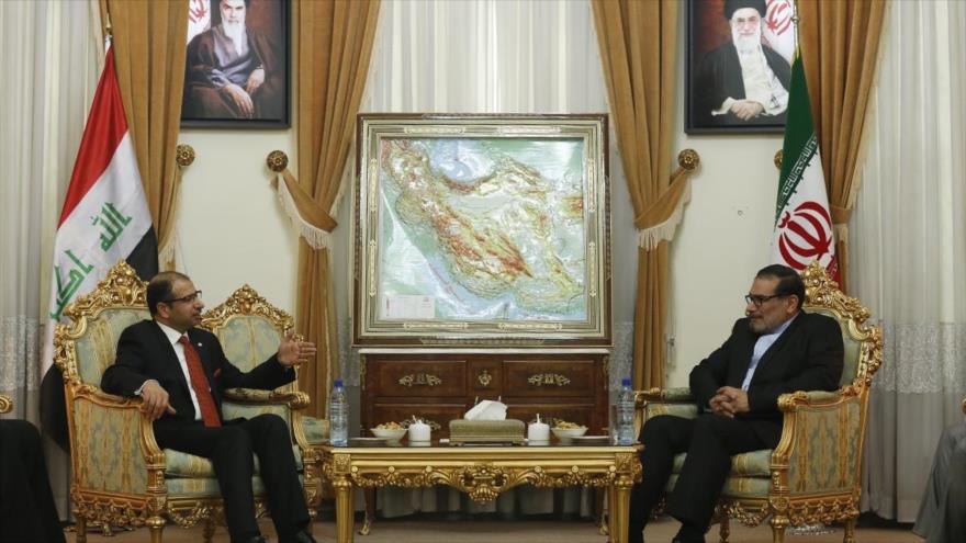 Presidente del Parlamento de Irak, Salim al-Yaburi (izqda.) y el secretario del Consejo Supremo de Seguridad Nacional de Irán, Ali Shamjani, durante una visita en Teherán, capital persa, 12 de septiembre de 2015. 