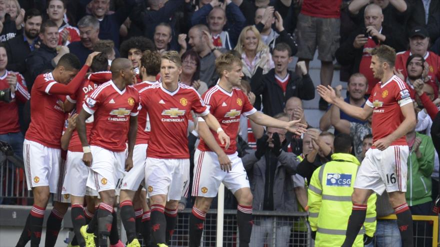 Jugadores de Manchester United celebran su triunfo ante el Liverpool. 12 de septiembre de 2015