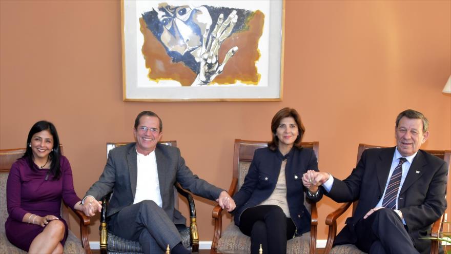 De izquierda a derecha: la canciller de Venezuela, Delcy Rodríguez; el de Ecuador, Ricardo Patiño, la de Colombia, Maria Ángela Holguín y el de Uruguay, Rodolfo Nin Novoa durante una reunión en Quito (capital de Ecuador), 12 de septiembre de 2015.
