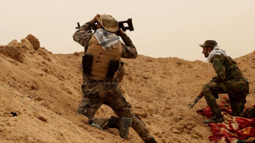 Dos integrantes de las fuerzas voluntarias iraquíes, también conocidas como Al-Hashad al-Shabi.