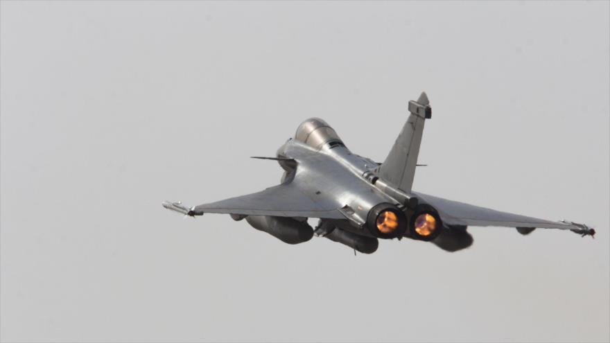 Caza francés Rafale despliega de su base en el Golfo Pérsico para realizar bombardeos contra EIIL en Siria.