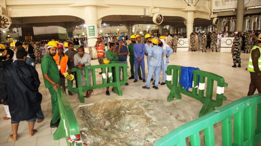 Equipos de emergencia saudíes se reúnen en el lugar del accidente en la Mezquita de Al-Haram en la ciudad saudí de La Meca después de que se estrellara una grúa de construcción en ella. 12 de septiembre de 2015