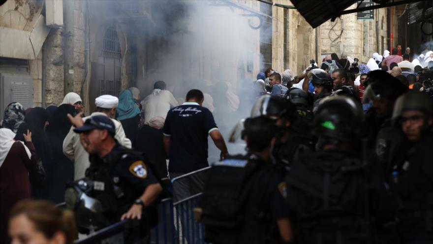 Las fuerzas militares del régimen israelí atacan al recinto de la la Mezquita Al-Aqsa, en Al-Quds (Jerusalén). 13 de septiembre de 2015 