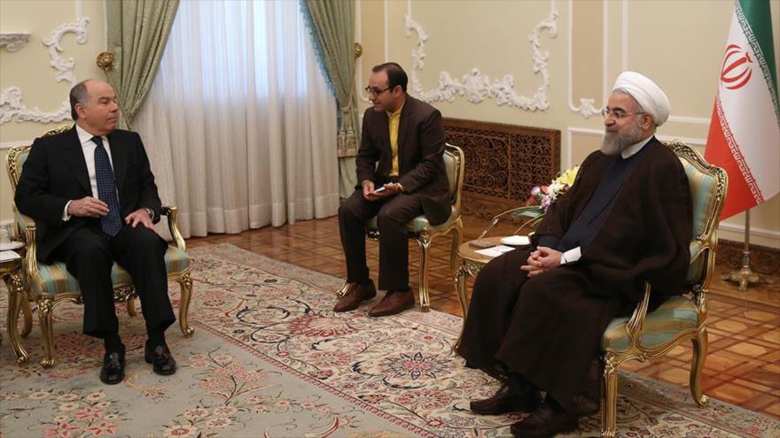 El presidente iraní, Hasan Rohani (dcha) reunido con el ministro brasileño de Asuntos Exteriores, Mauro Vieira (1º izda) en Teherán, capital iraní. 13 de septiembre de 2015