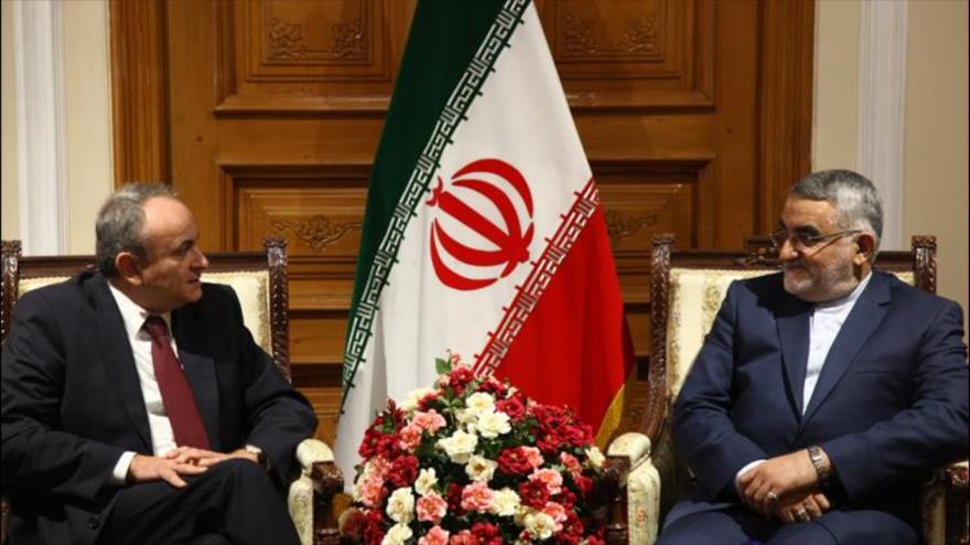 El presidente del Comité de Política Exterior y Seguridad Nacional del Parlamento iraní. Alaedin Bruyerdi (dcha), y el vicecanciller búlgaro, Valentin Poriazov. 13 de septiembre de 2015, Teherán (capital iraní)