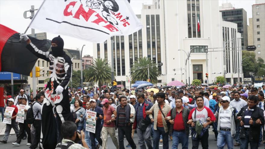 Una manifestación de maestros de la Coordinadora Nacional de Trabajadores de la Educación (CNTE) contra la reforma educativa.