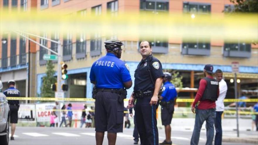 Policía estadounidense acordona la calle donde fue hallada la víctima de un tiroteo cerca del campus del Instituto Tecnológico de Massachusetts. 13 de septiembre de 2015