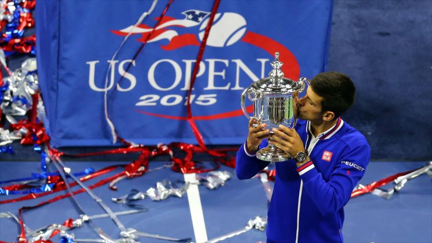 El tenista Novak Djokovic celebra su triunfo tras derrotar a Roger Federer. 13 de septiembre de 2015