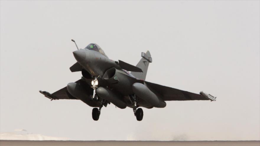 Avión de combate francés Rafale despliega de su base en el Golfo Pérsico para realizar bombardeos contra EIIL en Siria.