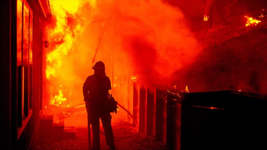 Bomberos intentan frenar incendio forestal en California, EE.UU. 13 de septiembre de 2015