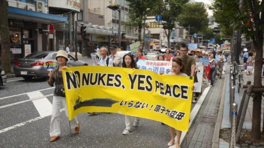 Japoneses protestan en la ciudad costera de Yokosuka contra la presencia militar de EE.UU. en su país y la próxima llegada del portaaviones nuclear USS Ronald Reagan. 13 de septiembre de 2015