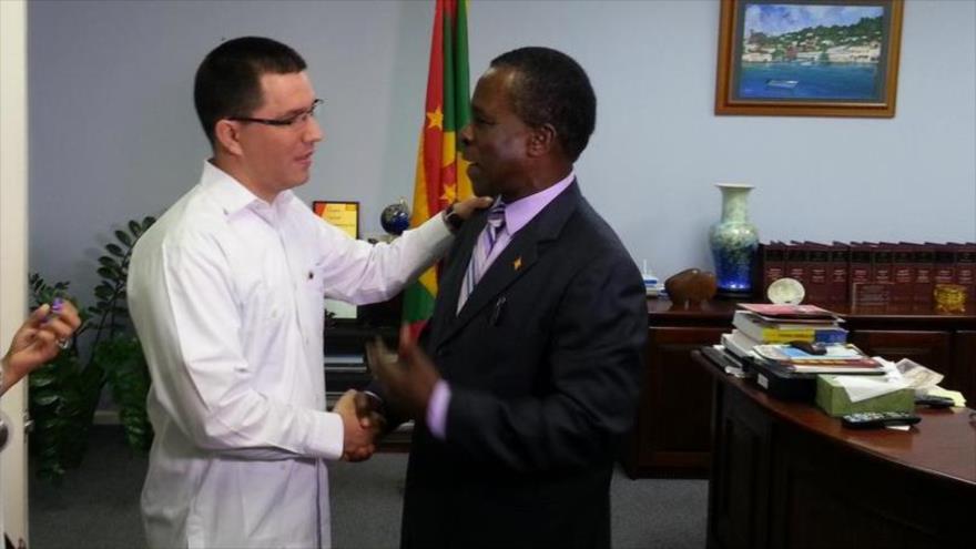 El vicepresidente venezolano, Jorge Arreaza (dcha), se reúne con el primer ministro de Granada, Keith Mitchell. 6 de agosto de 2015.