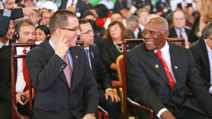 Presidente de Surinam, Dési Bouterse (izda.) y el vicepresidente de Venezuela, Jorge Arreaza