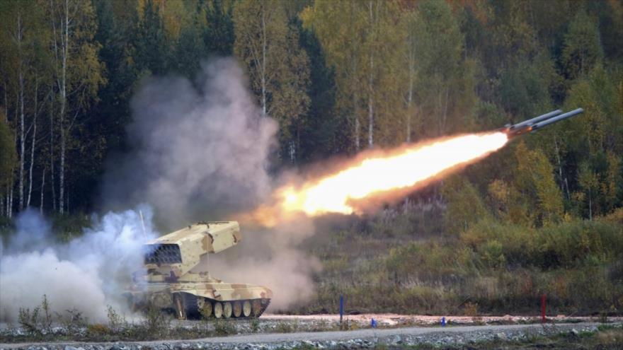 Un lanzacohetes múltiple ruso tipo TOS-1 realiza disparos durante una feria militar.