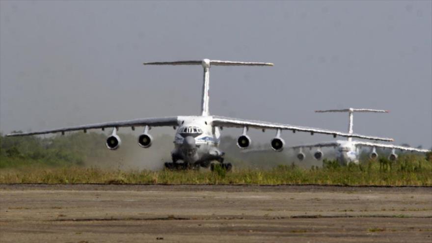 Aviones rusos de transporte militar Ilyushin Il-76MD.