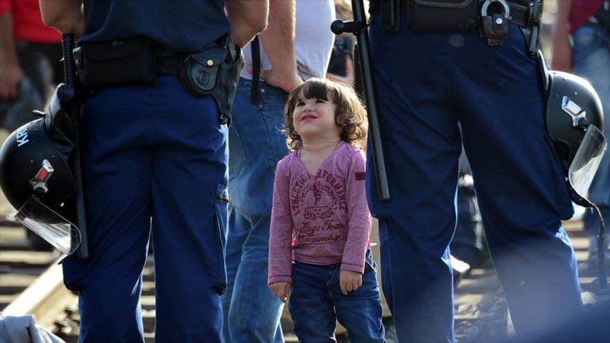 Hungría cierra la principal ruta de entrada de los refugiados