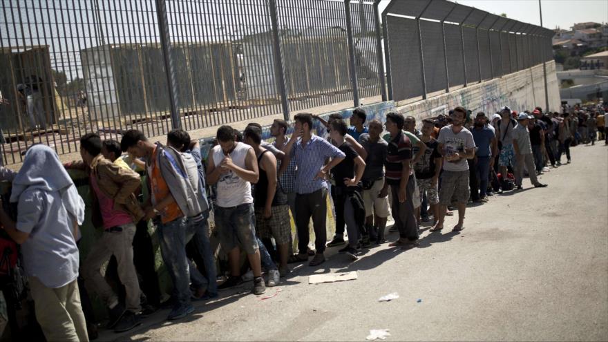 Refugiados esperan para completar su proceso de registro en la isla griega de Lesbos, 8 de septiembre de 2015.