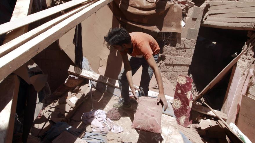 Un yemení busca supervivientes entre las ruinas de un edificio destruido en ataques saudíes.