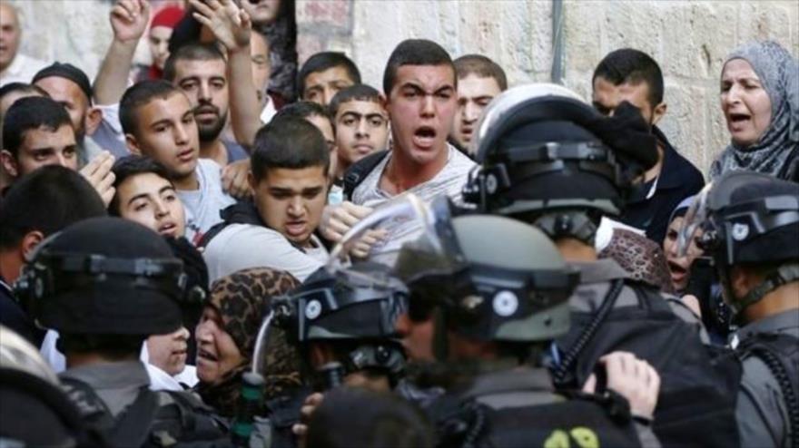 Los palestinos se enfrentan con las fuerzas de seguridad israelíes que les impiden la entrada a la Mezquita Al-Aqsa.