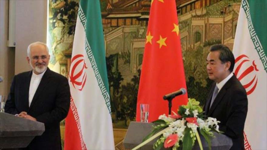 El canciller iraní, Mohamad Yavad zarif (izda), en una rueda de prensa con su par chino, Wang Yi, en la capital del país asiático, Pekín. 15 de septiembre de 2015