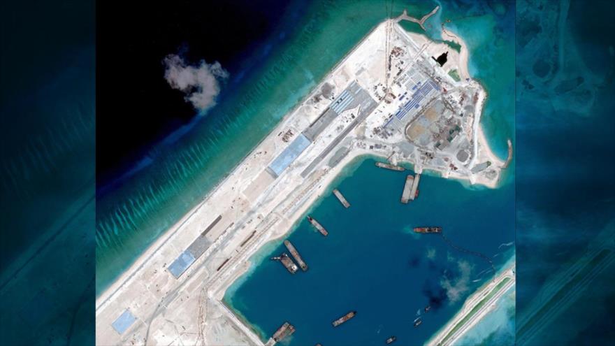 Imagen realizada vía satélite por el Centro de Estrategia y Estudios Internacionales (CSIS) muestra la construcción de una pista de aterrizaje en las islas Spratly, en el mar de la China Meridional.