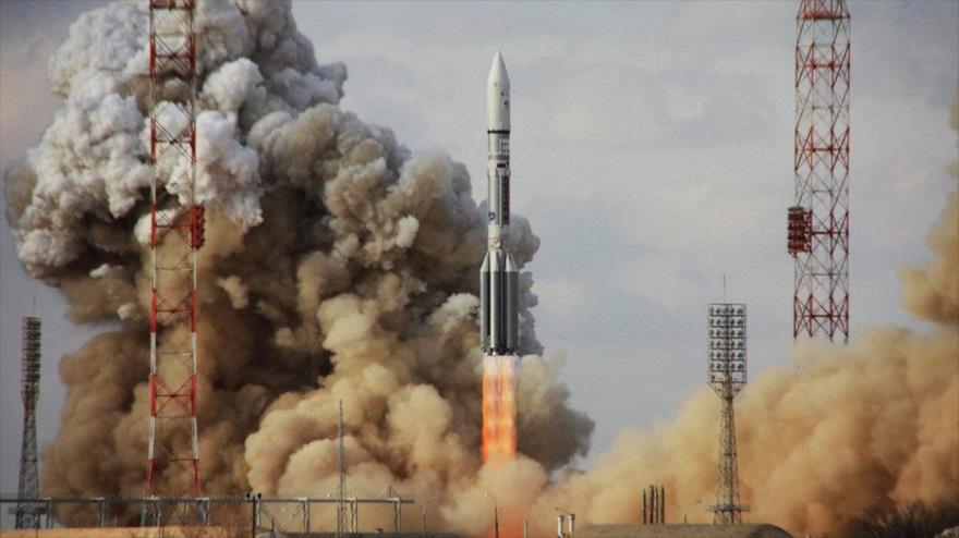Rusia lanza satélite Express-AM8 a bordo de un cohete Protón.