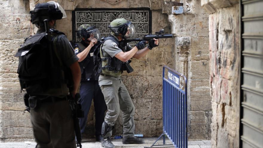 Fuerzas israelíes utilizan granadas de aturdimiento para dispersar a los manifestantes palestinos cerca de la Mezquita Al-Aqsa, en Al-Quds (Jerusalén). 15 de septiembre de 2015