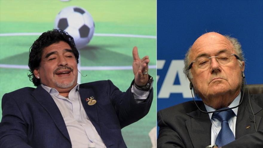 El exfutbolista argentino Diego Maradona (izda.) vuelve a criticar al presidente de la FIFA, Joseph Blatter.