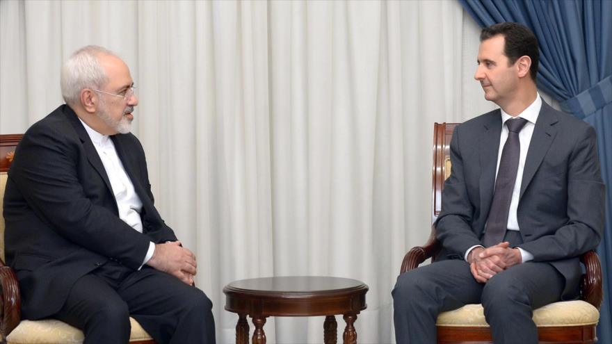 El ministro iraní de Asuntos Exteriores, Mohamad Yavad Zarif (izquierda), se reúne con el presidente sirio, Bashar al-Asad, en Damasco, 12 de agosto de 2015.