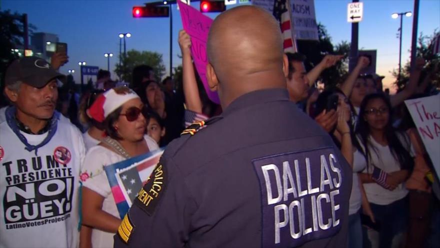 Ciudadanos de origen latino se manifiestan en Dallas, EEUU, contra el candidato a la presidencia Donald Trump, 14 de septiembre de 2015.
