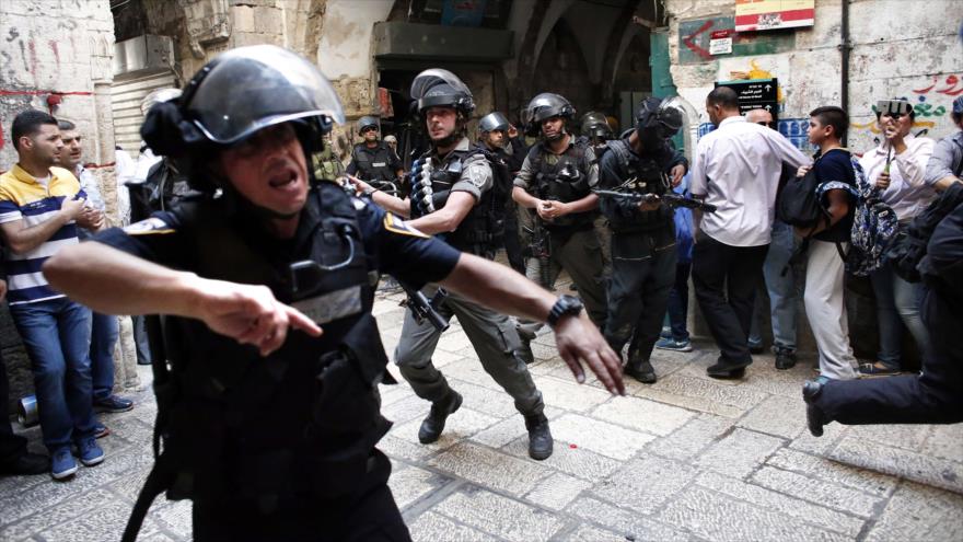 Fuerzas israelíes utilizan granadas de aturdimiento para dispersar a los manifestantes palestinos cerca de la Mezquita Al-Aqsa, en Al-Quds (Jerusalén). 15 de septiembre de 2015