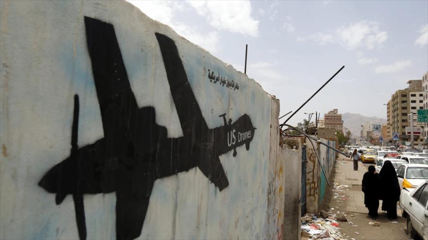 Imagen pintada de un dron estadounidense en una pared en una ciudad en Yemen.