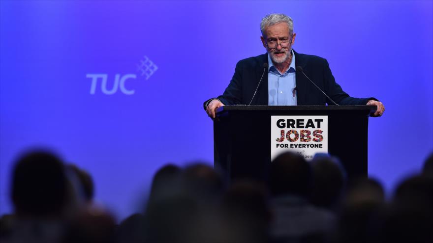 El líder del Partido Laborista británico, Jeremy Corbyn, pronuncia un discurso en el Congreso de Sindicatos celebrado en Brighton (sur de Inglaterra), 15 de septiembre de 2015.