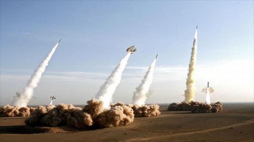 Lanzamiento de misiles de fabricación iraní durante un ejercicio.