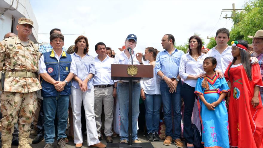 El presidente colombiano, Juan Manuel Santos, pronuncia un discurso al término de su visita a la frontera con Venezuela en el departamento de La Guajira, 15 de septiembre de 2015.