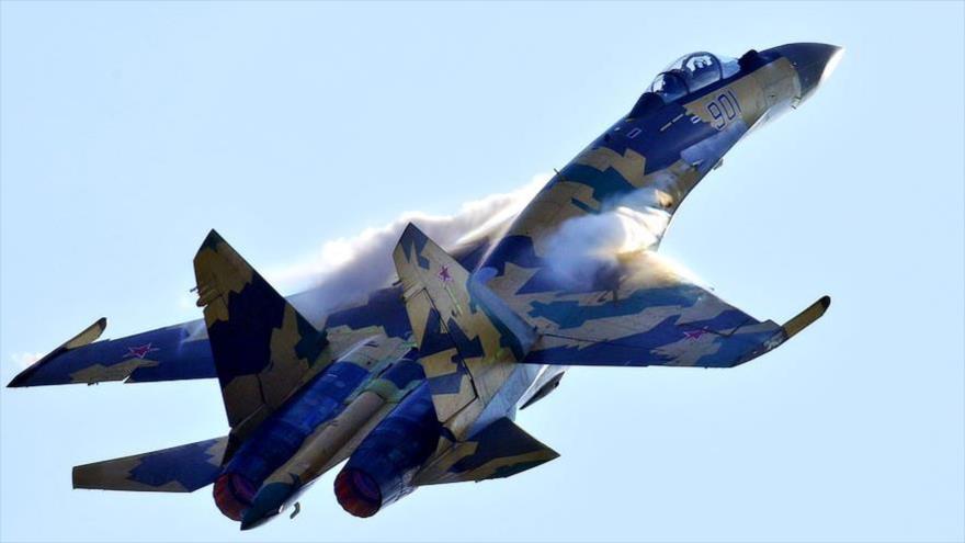 El cazabombardero Sukhoi Su-35 ruso realizando un giro de 180 grados en el aire.