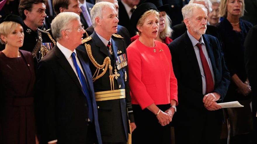 El líder laborista británico, Jeremy Corbyn (segundo desde la derecha), durante el acto por el aniversario de la Batalla de Inglaterra en la catedral de San Pablo, en Londres, capital del Reino Unido. 15 de septiembre de 2015.