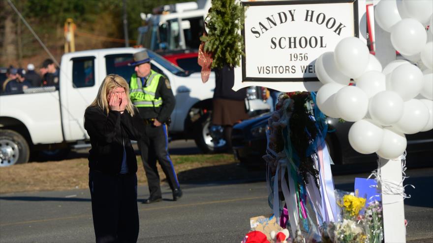 Las afueras de la escuela de primaria Sandy Hook en EE.UU., donde se produjo un tiroteo que se cobró la vida de varios menores de edad.