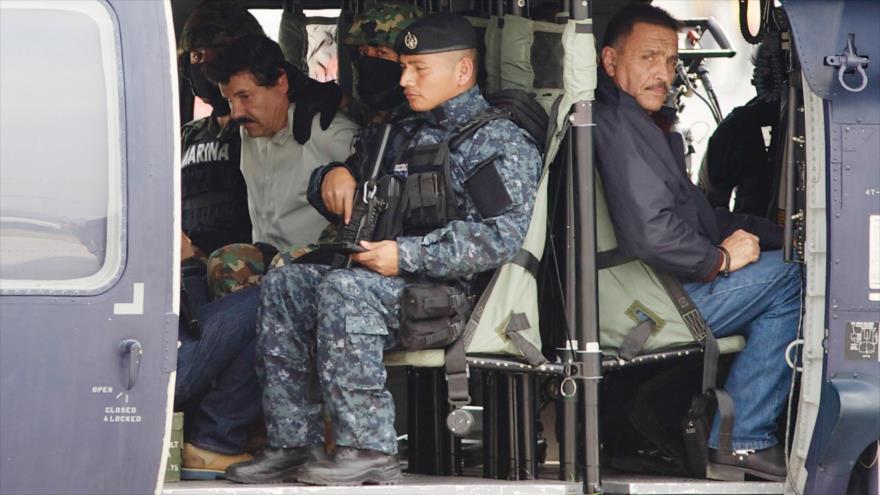 El Chapo es llevado en helicóptero al penal de máxima seguridad Altiplano tras su detención en febrero de 2014.