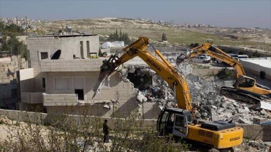 Excavadoras israelíes destruyen casas de los palestinos en Al-Quds (Jerusalén).