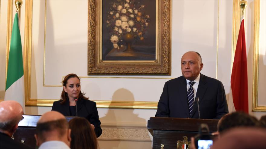 El canciller egipcio, Sameh Shukry, participa en una conferencia de prensa común con su par mexicana Claudia Ruiz Massieu en El Cairo. 16 de septiembre de 2015 