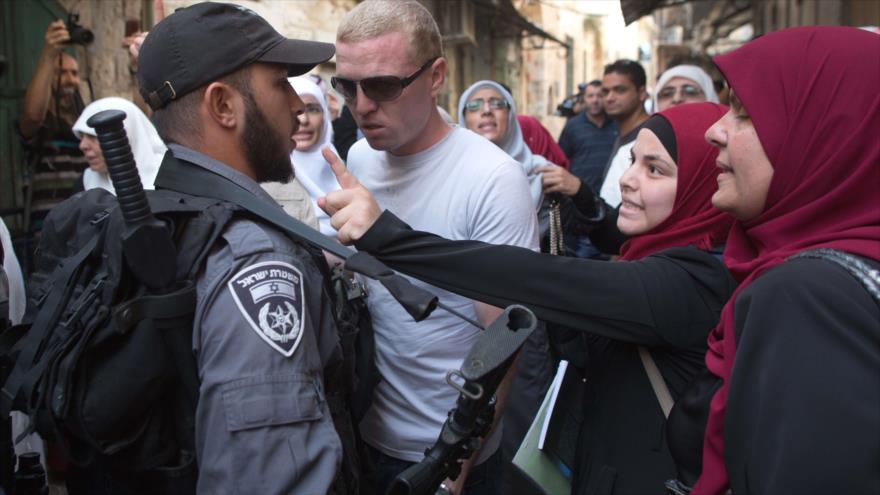 Mujeres palestinas discuten con policías israelíes durante una protesta en contra de la visita de los colonos israelíes a la Mezquita Al-Aqsa, Al-Quds (Jerusalén). 16 de septiembre de 2015