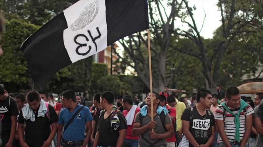 Estudiantes de Ayotzinapa realizan una protesta en la plaza central de la ciudad mexicana de Chilpancingo. 16 de septiembre de 2015