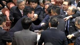Estalla batalla en Parlamento de Japón sobre ley de seguridad