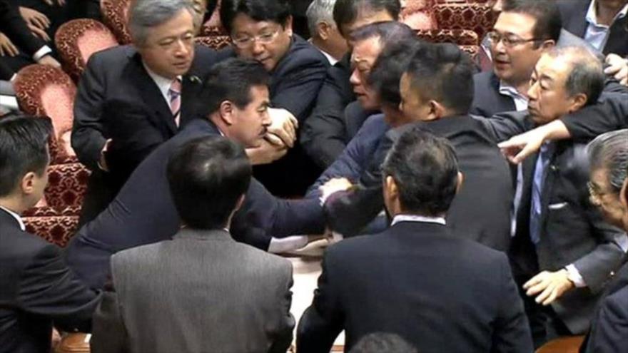 Enfrentamientos en el Parlamento de Japón durante la votación de la ley de seguridad del país. 17 de septiembre de 2015
