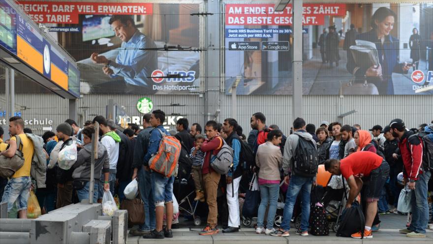 Refugiados se encuentran en la estación central de trenes en Múnich, Alemania.