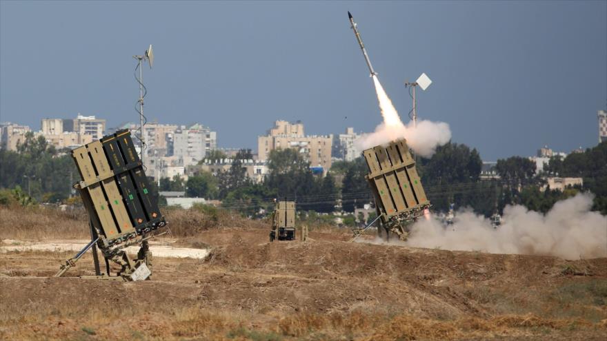 El ejército israelí instala una batería del sistema antimisiles Cúpula de Hierro en el sur de los territorios ocupados palestinos.