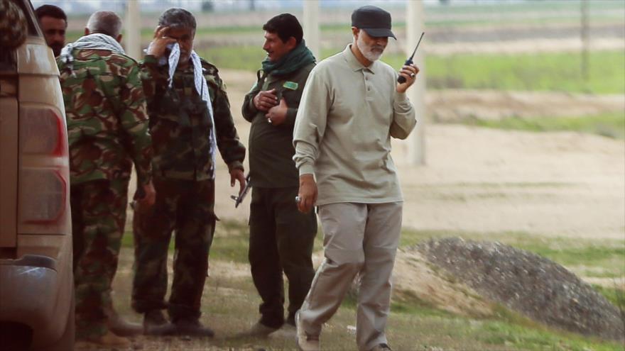 El comandante de las Fuerzas de Quds del Cuerpo de Guardianes de la Revolución Islámica (CGRI) de Irán, el general de división Qasem Soleimani (dcha.), ha desempeñado un papel fundamental de asesoría en la lucha de fuerzas iraquíes contra terroristas en diferentes puntos del país.